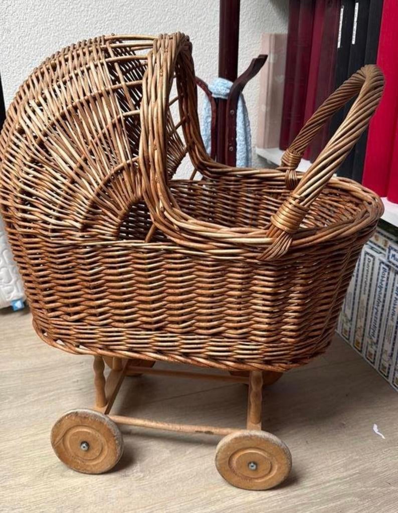 Rieten poppenwagen, Kinderen en Baby's, Speelgoed | Poppen, Ophalen, Zo goed als nieuw