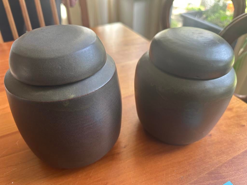 Twee handgemaakte urnen van keramiek, Ophalen of Verzenden
