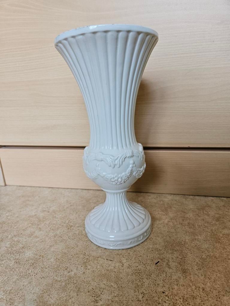 Bassano keramieke vaas met relief guirlanders, Antiek en Kunst, Ophalen