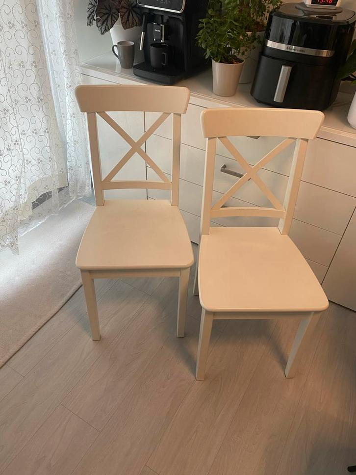 Twee witte Ikea Ingolf stoelen, Huis en Inrichting, Stoelen, Gebruikt, Twee, Hout, Wit, Ophalen of Verzenden