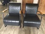 Twee comfortabele fauteuils - Zwart met houten armleuningen, Ophalen, Gebruikt, 50 tot 75 cm, Leer