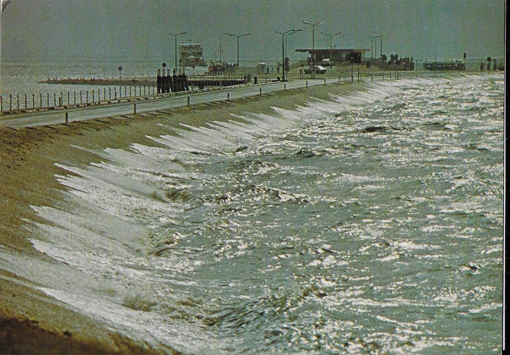 Ameland steiger bij vloed gelopen ansichtkaart ( 200 ), Ophalen of Verzenden, 1980 tot heden, Gelopen