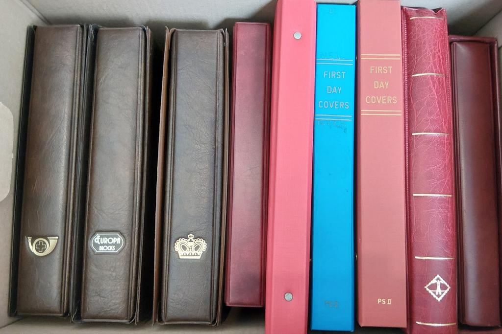 Doos 10 albums 1edag-enveloppen o.a Zwitserland/Eilanden, Verzenden, Onbeschreven, Europa