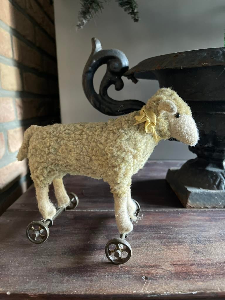 Zeer oude steiff schaapje op wielen, Ophalen of Verzenden