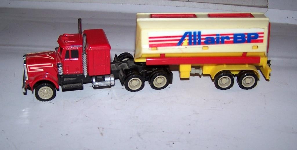 Prachtig model Amerikaanse Mack truck met tanker. L. 22cm., Ophalen of Verzenden, Zo goed als nieuw