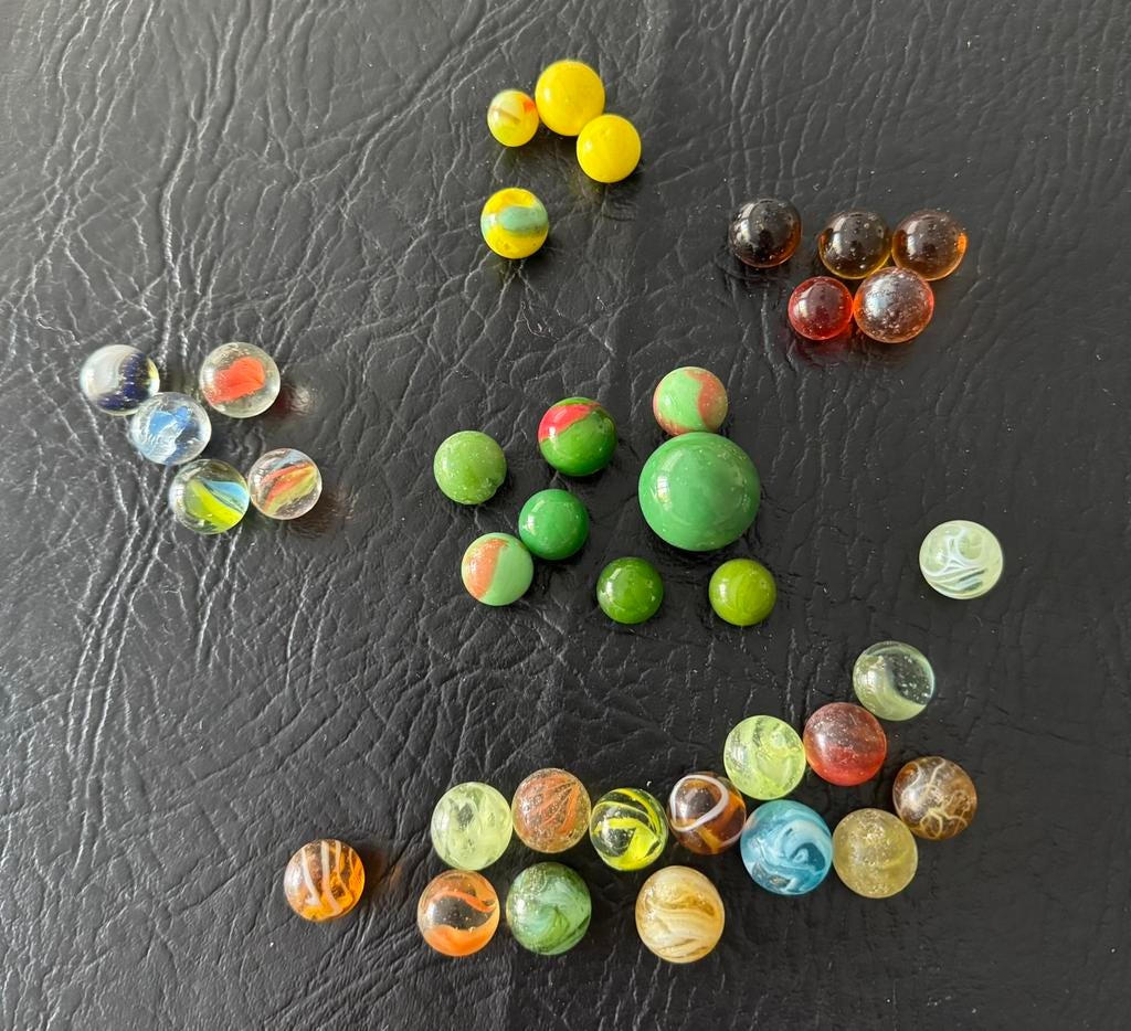 Set van 37 knikkers voor € 4,- knikker groen geel assorti, Kinderen en Baby's, Speelgoed | Buiten | Los speelgoed, Ophalen of Verzenden