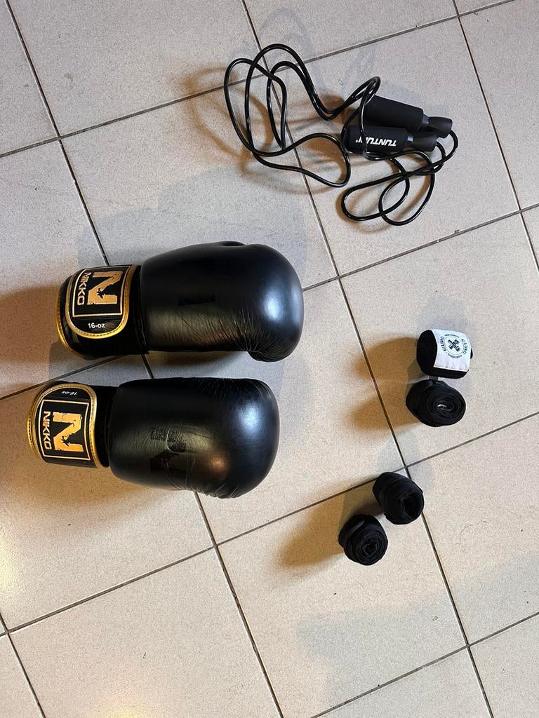 Bokshandschoenen 16 oz leer + springtouw en bandages, Ophalen of Verzenden, Zo goed als nieuw, Bokshandschoenen