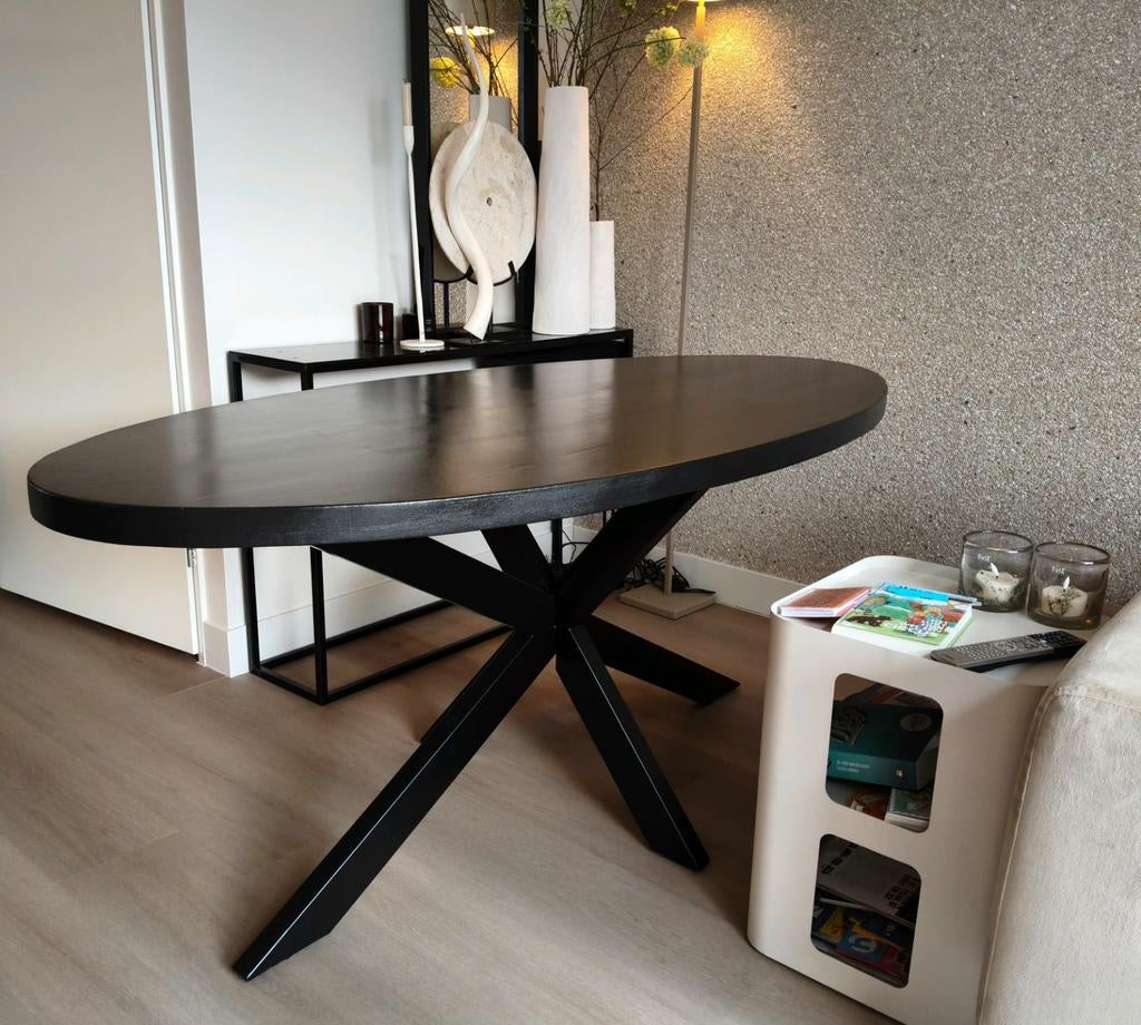 Zwarte ovale eettafel met stalen poot, Huis en Inrichting, Tafels | Eettafels, Zo goed als nieuw, 50 tot 100 cm, 150 tot 200 cm