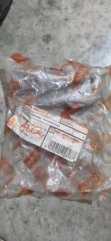 Originele Aprilia passagiers voetsteunen set - OEM 8132812, Fietsen en Brommers, Brommeronderdelen | Scooters, Gebruikt, Aprilia
