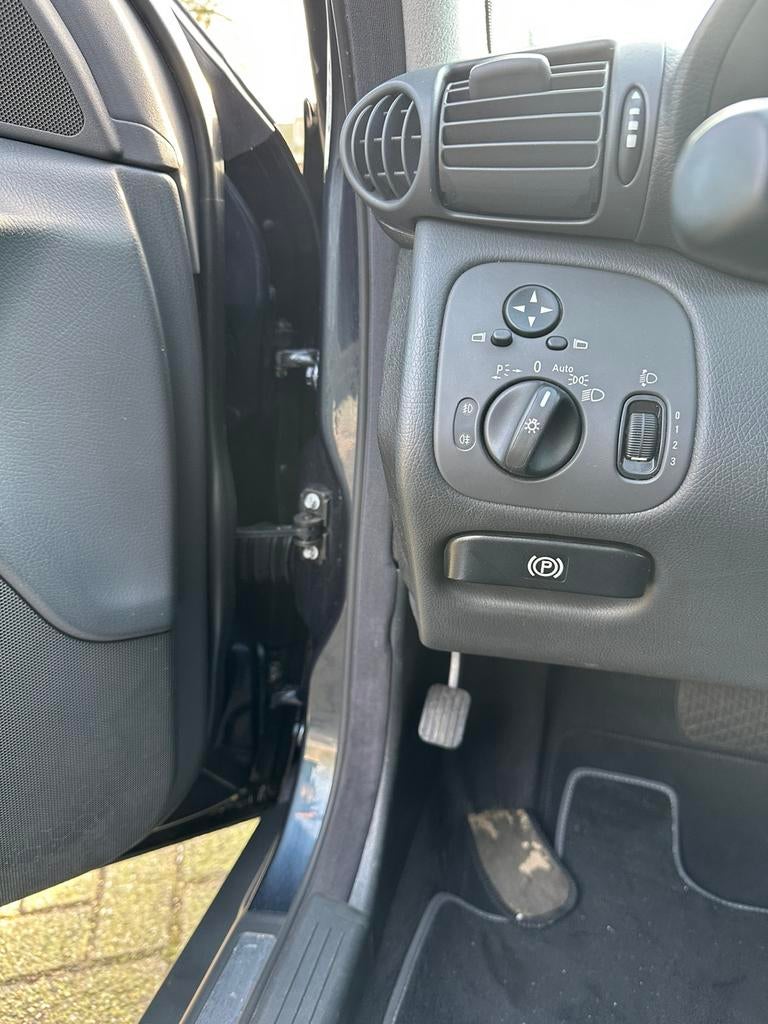 Mercedes-Benz C-Klasse 2.0 C200 Kompr Sedan AUT 2001 Zwart, Auto's, Automaat, 4 cilinders, Adaptive Cruise Control, Grijs