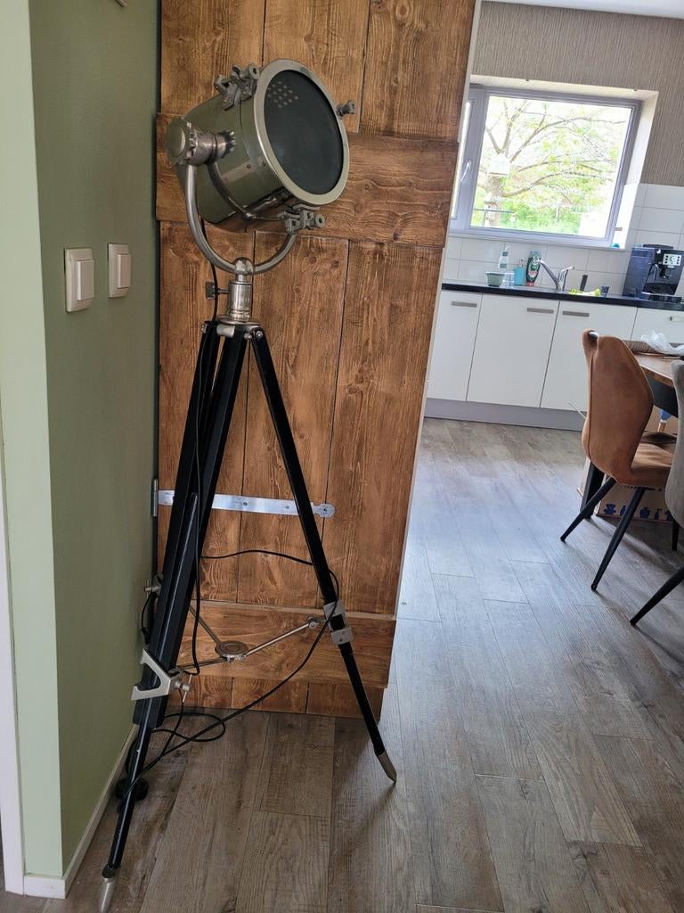 Vloerlamp driepoot filmspot industrieel, Huis en Inrichting, Ophalen, 100 tot 150 cm, Zo goed als nieuw, Glas