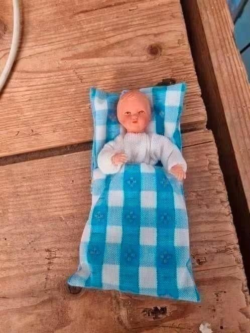 poppenhuis miniaturen caco popje met dekje baby, Ophalen of Verzenden, Zo goed als nieuw, Poppenhuis