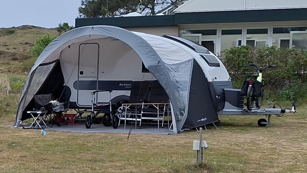 Adria Action 391LH caravan uit 2022 - Nieuwstaat! € 22.750., Caravans en Kamperen, Caravans, Mover, Tot en met 2, Treinzit, Particulier