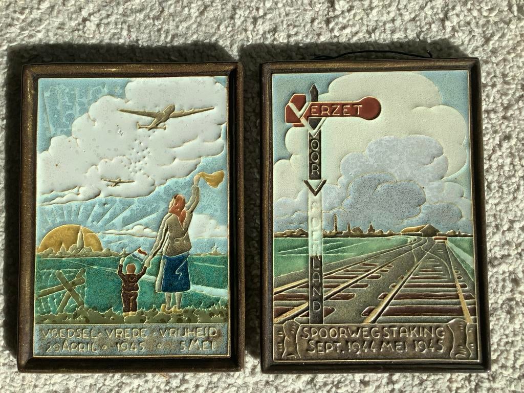 2 Cloisonné herdenkingstegels WOII: Spoorwegstaking & Vrede, Antiek en Kunst, Antiek | Wandborden en Tegels, Ophalen of Verzenden