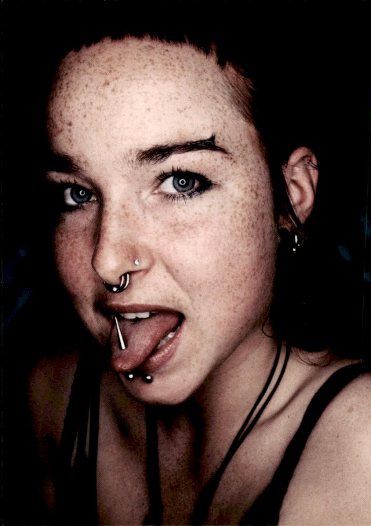 Meisje met piercings in gezicht, Ola, Erwin Olaf, Verzamelen, Verzenden, 1980 tot heden, Ongelopen, Overige thema's