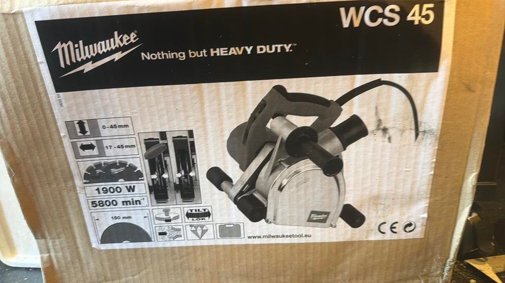 Nieuw in doos Milwaukee WCS45 MUURGROEFFREESMACHINE, Ophalen, Nieuw