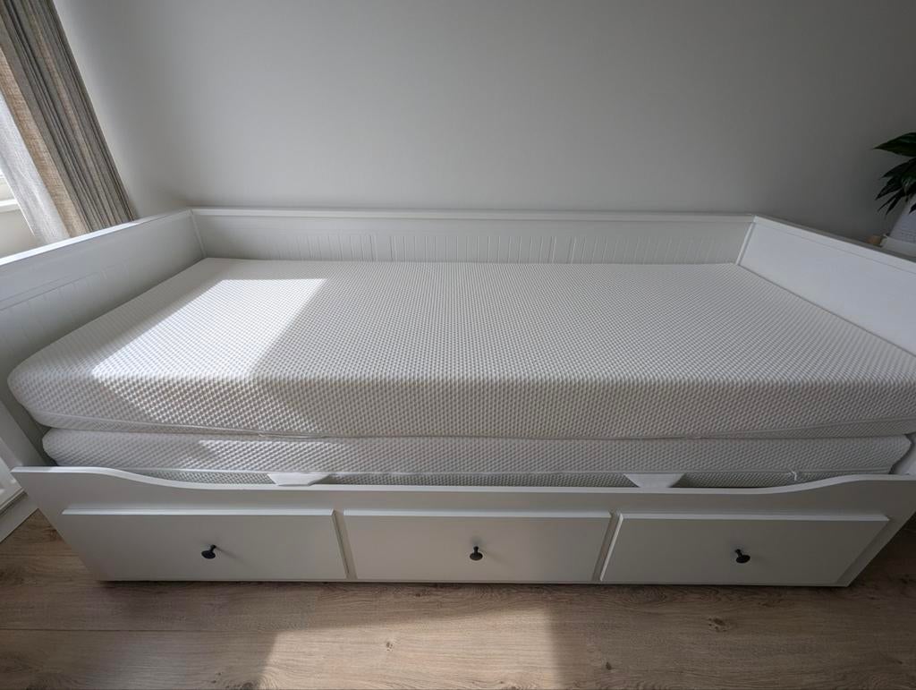 IKEA HEMNES Dagbed Wit met 2 ÅBYGDA Matrassen, Ophalen, Wit, Tweepersoons, Zo goed als nieuw