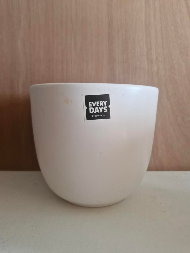 Witte bloempot van Intratuin, zo goed als nieuw, Tuin en Terras, Bloempotten, Rond, Zo goed als nieuw, Minder dan 40 cm, Balkon