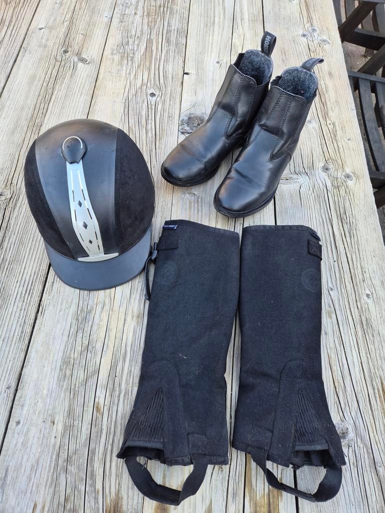 Paardrijd cap 55 cm paardrijlaarsjes maat 38 en chaps, Dieren en Toebehoren, Paardrijkleding, Ophalen, Gebruikt, Kinderen, Dressuur
