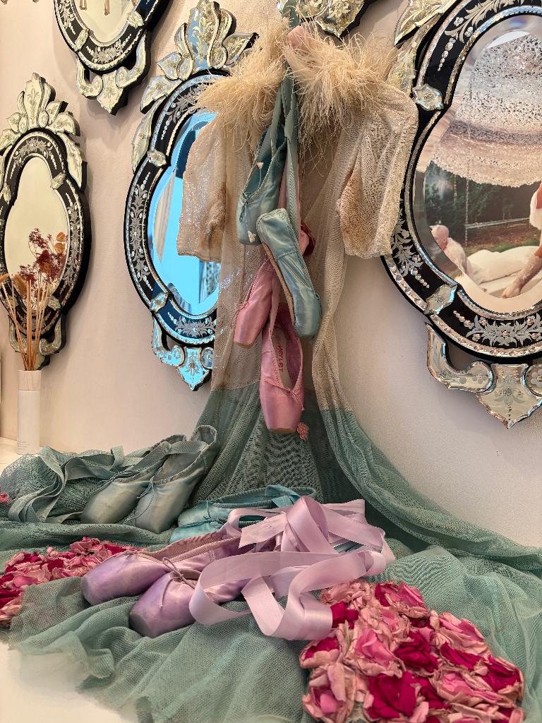 oude ballerina spitzen pastel kleuren ballet schoentjes, Antiek en Kunst, Verzenden, Kinderen