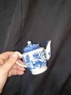 Miniatuur theepotje met blauw-wit decor, gemerkt 'FOREIGN', Antiek en Kunst, Ophalen of Verzenden