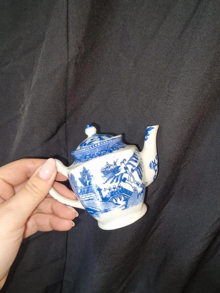 Miniatuur theepotje met blauw-wit decor, gemerkt 'FOREIGN', Antiek en Kunst, Antiek | Porselein, Ophalen of Verzenden