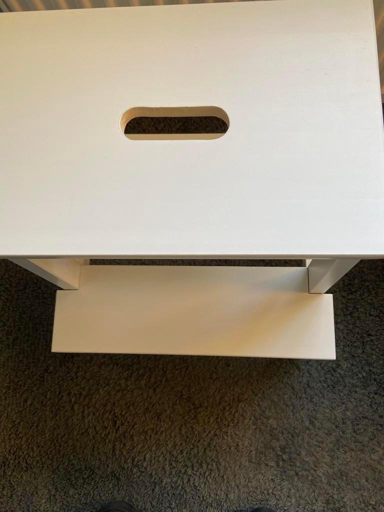 Zo goed als nieuwe witte ikea BEKVÄN krukje, Huis en Inrichting, Krukjes, Ophalen, Zo goed als nieuw, Hout