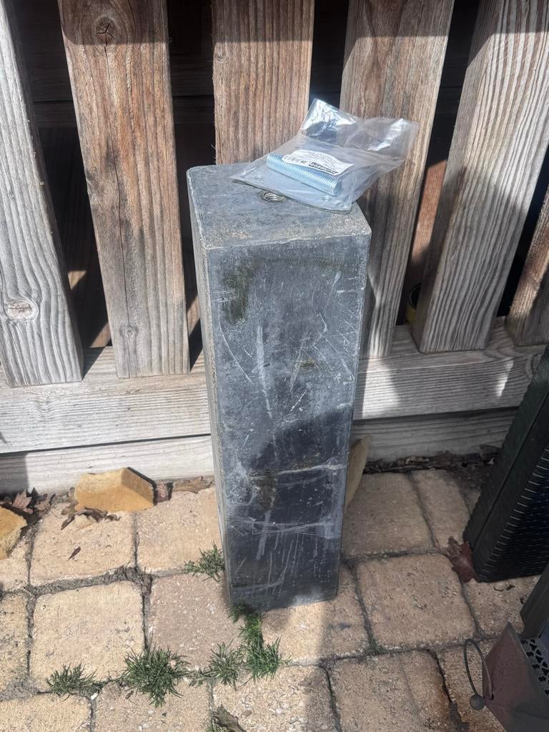 Zware betonnen paal met bevestigingsmateriaal, Ophalen, Gebruikt, 180 tot 250 cm, Palen