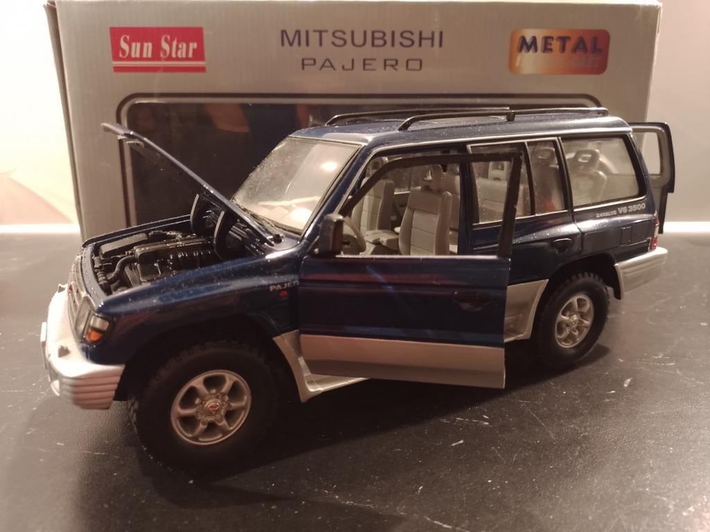 Mitsubishi Pajero 1:18 Sunstar met originele verpakking, Hobby en Vrije tijd, Modelauto's | 1:18, Verzenden, Zo goed als nieuw