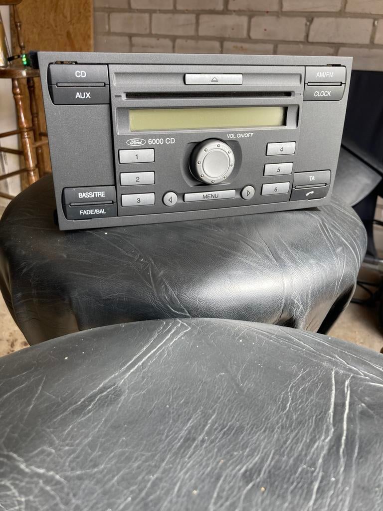 Radio komt uit ford focus, Auto diversen, Ophalen of Verzenden, Zo goed als nieuw