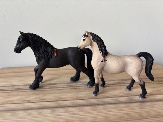 Schleich Friese merrie & Arabische Merrie, Verzamelen, Dierenverzamelingen, Zo goed als nieuw, Beeldje of Figuurtje, Paard, Ophalen of Verzenden