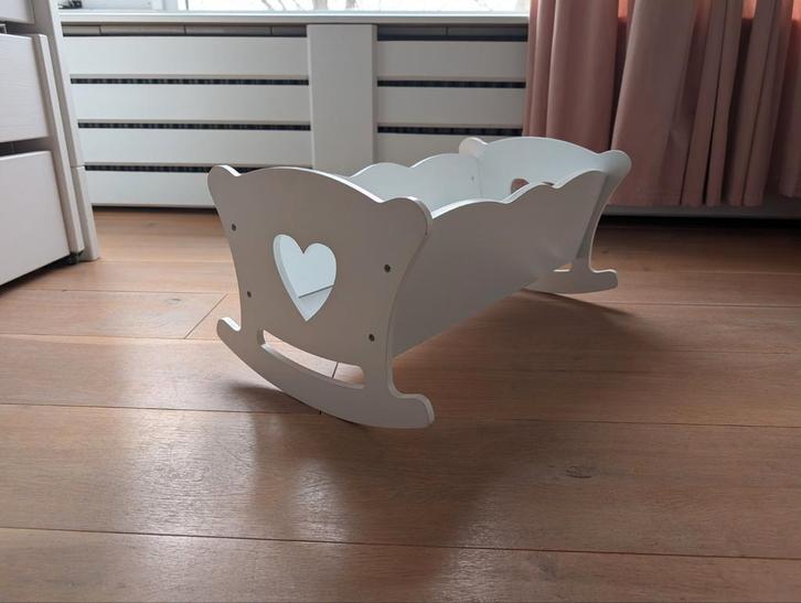 Witte poppen wiegje met hartjes, Kinderen en Baby's, Speelgoed | Poppen, Gebruikt, Overige typen, Ophalen