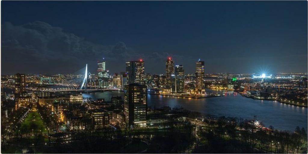 de skyline van Rotterdam met de verlichte Kuip (Art Frame), Ophalen