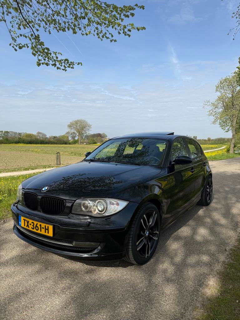 BMW 1 Serie 118i Automaat (2009) – Panoramadak–Apple CarPlay, Auto's, BMW, Achterwielaandrijving, 1995 cc, Zwart, 1200 kg