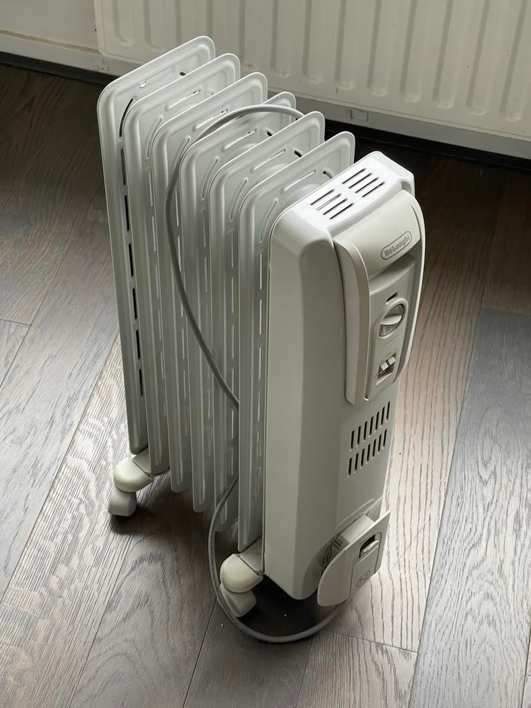 DeLonghi olieradiator 1500W, 30 tot 80 cm, Gebruikt, Radiator, Minder dan 60 cm