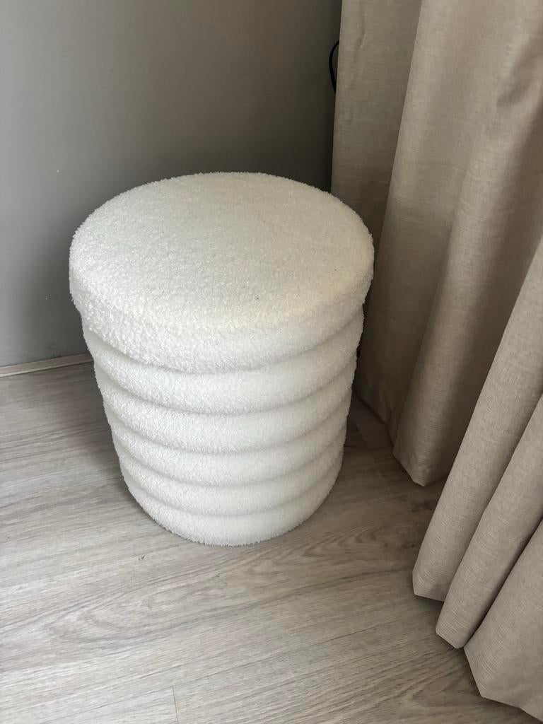 Witte ronde poef. Teddy stof, Ophalen, Minder dan 50 cm, Gebruikt, Rond
