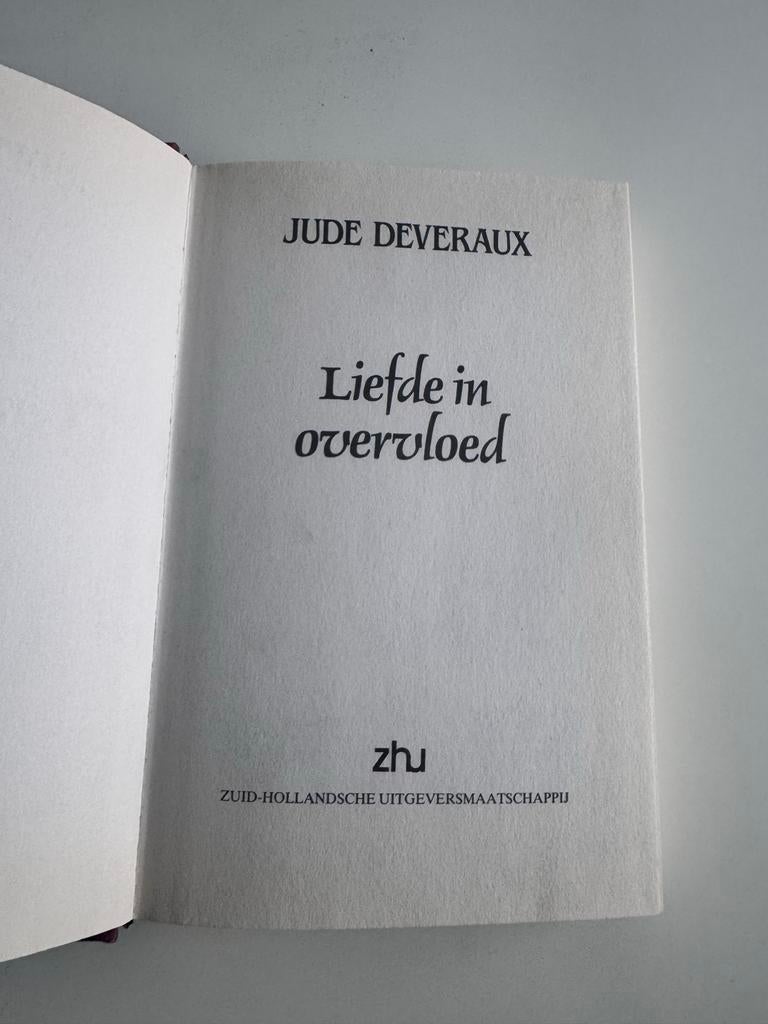 Liefde in overvloed - Jude Deveraux (Zuid-Hollandse Uitgever, Ophalen of Verzenden, Gelezen, Nederland