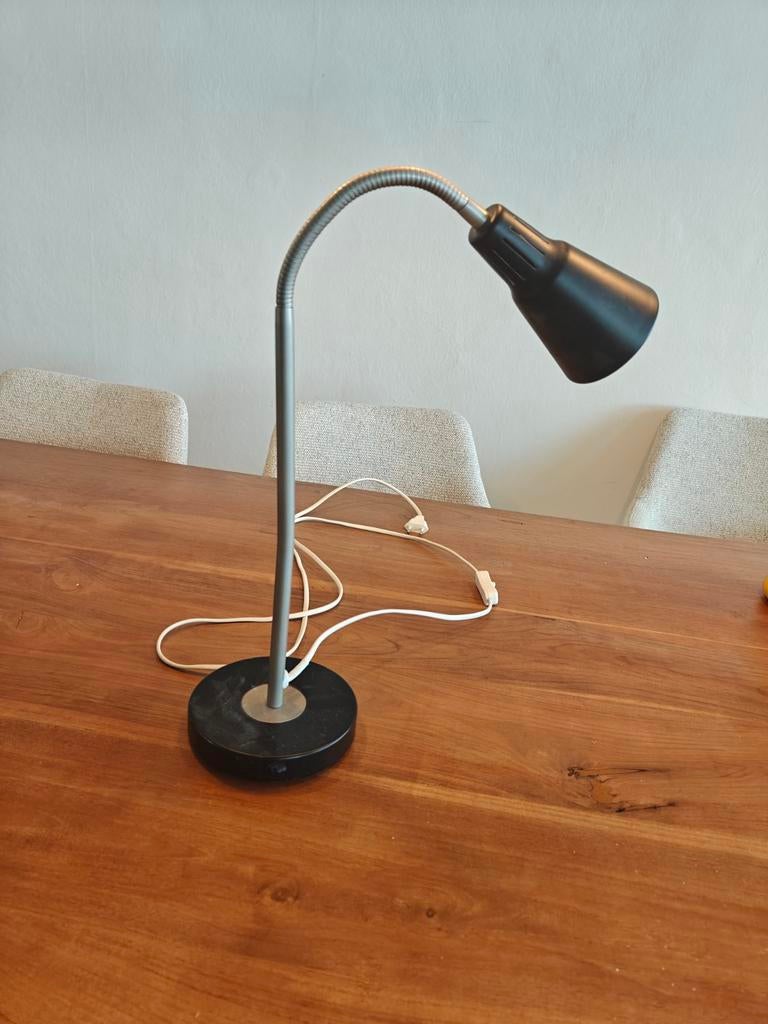 Ikea Kvart bureau/nachtlamp - Zwart/Grijs, Huis en Inrichting, Lampen | Tafellampen, Ophalen, Gebruikt, Modern, functioneel, Metaal