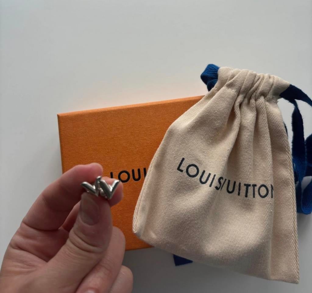 Louis vuitton oorbel, Ophalen of Verzenden, Zo goed als nieuw, Knopjes of Stekers, Zilver