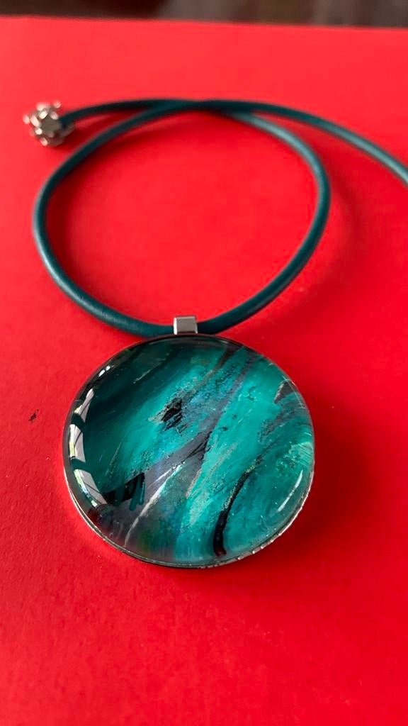 Glas hanger aan leer koord, Gebruikt, Wit, Ophalen of Verzenden, Overige materialen