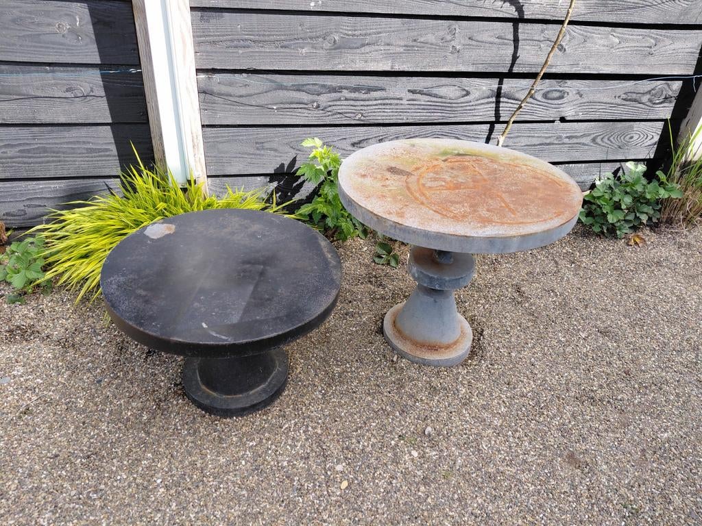 2 ijzeren ronde buiten tafels, Ophalen