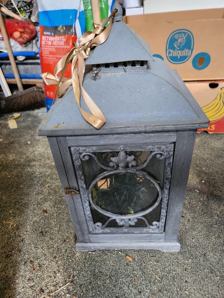 Grijze lantaarn met lint, Ophalen