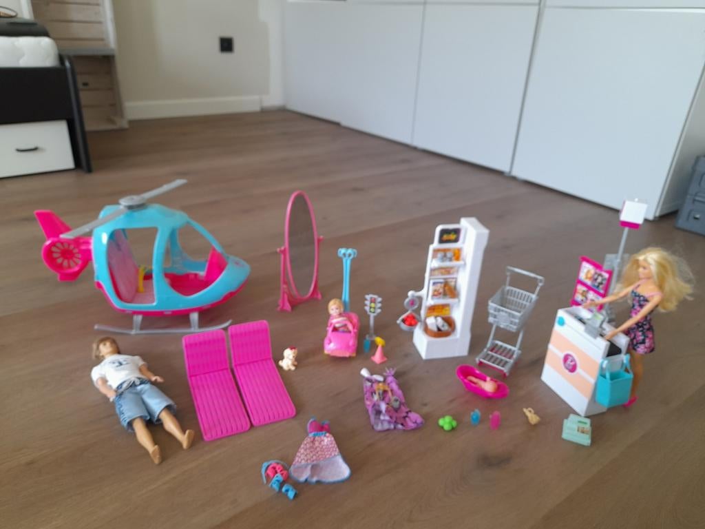 Izgs Barbie Winkeltje, Helikopter, oppaskind,ken enz, Ophalen of Verzenden, Zo goed als nieuw, Barbie