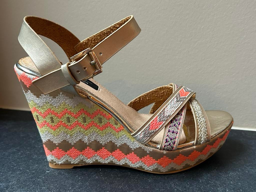 Gouden sleehak sandalen met etnisch patroon maat 37, Kleding | Dames, Schoenen, Ophalen of Verzenden, Nieuw, Sandalen of Muiltjes