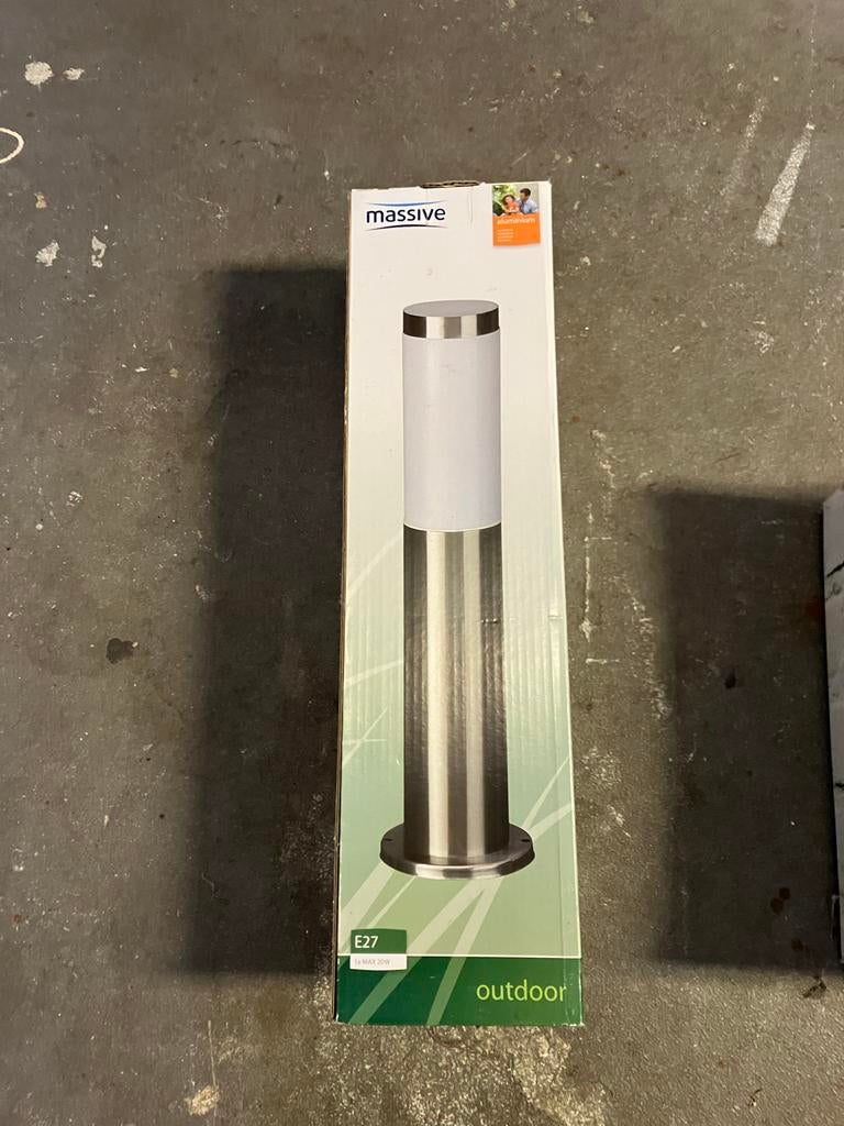 Massive staande buitenlamp - Nieuw in doos, Minder dan 50 watt, Staande lamp, Ophalen of Verzenden, Netvoeding