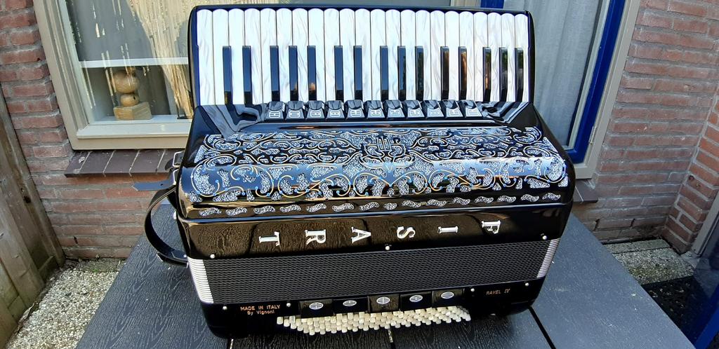 Fisart Mussete Accordeon nieuwstaat 96 bas. Zie omschrijving, Muziek en Instrumenten, Met riemen, Toetsaccordeon, Zo goed als nieuw