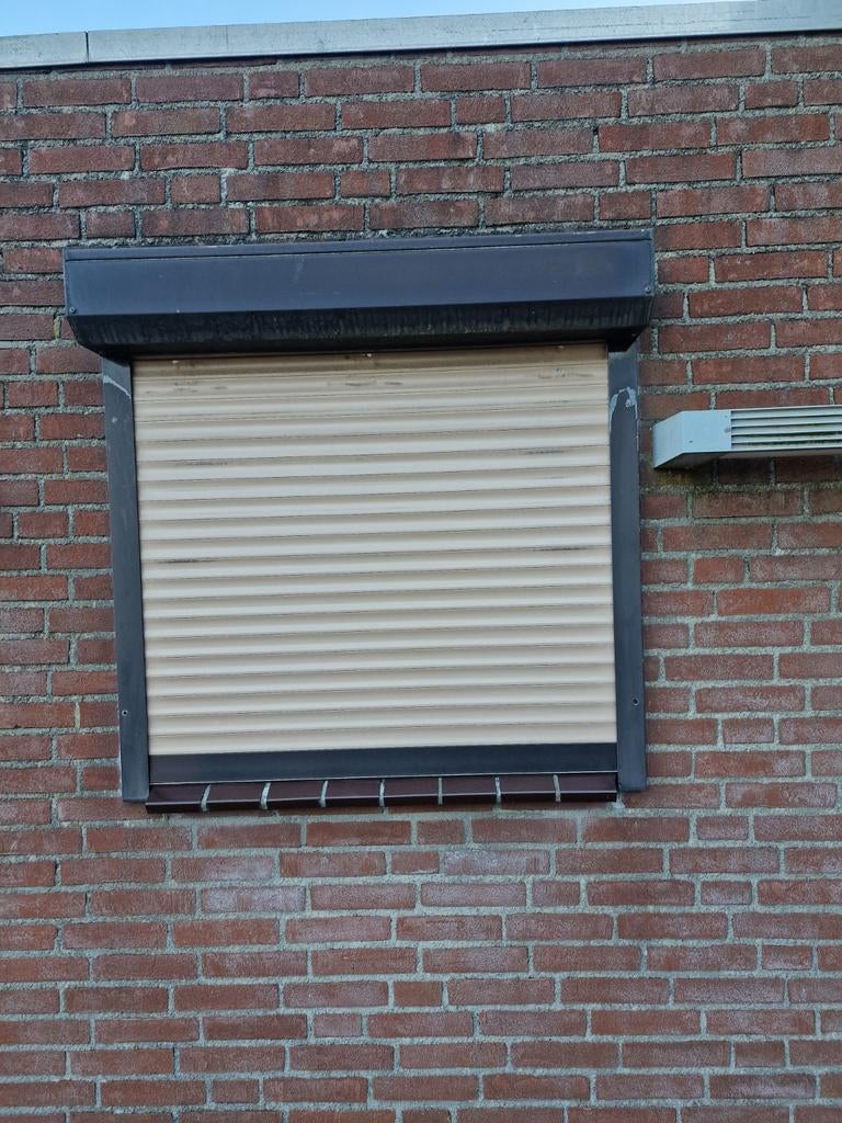 TWEE STUKS Rolluik voor raam - Crème/Beige, Doe-het-zelf en Verbouw, Rolluiken, Gebruikt, 100 tot 150 cm, Ophalen of Verzenden