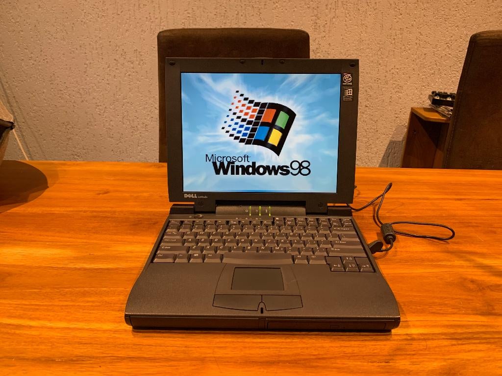 Nette 12 inch Dell Windows 98 Pentium 2 laptop. Goede accu, Computers en Software, Vintage Computers, Ophalen of Verzenden