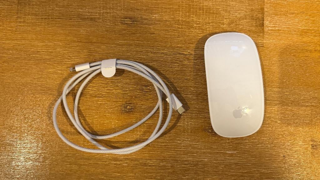 Apple Magic Mouse + cable, Computers en Software, Muizen, Ophalen, Muis, Zo goed als nieuw, Draadloos
