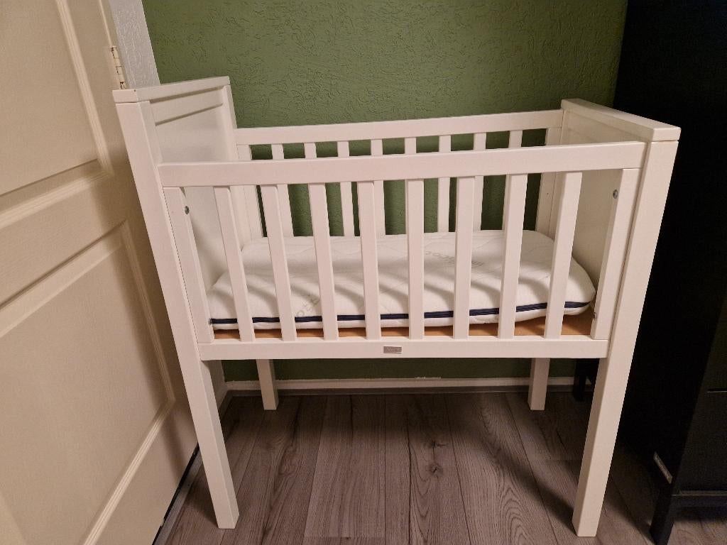 Wieg TWF en Matras, Kinderen en Baby's, Kinderkamer | Bedden, Ophalen, Zo goed als nieuw, Minder dan 140 cm, Matras